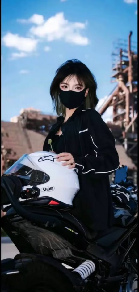 美女黑色骑行服手持头盔摩托车旁酷飒街拍人物手机壁纸