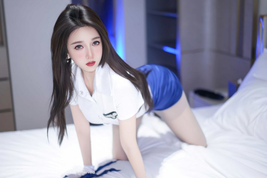 性感美女蓝色制服床上姿势写真美女电脑壁纸