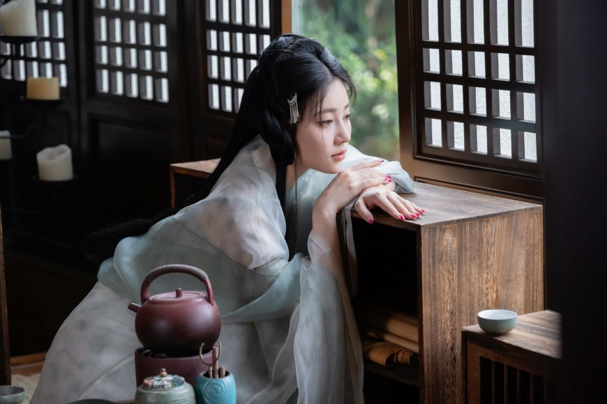 古风美女着薄纱汉服倚窗品茶古典风摄影手机壁纸
