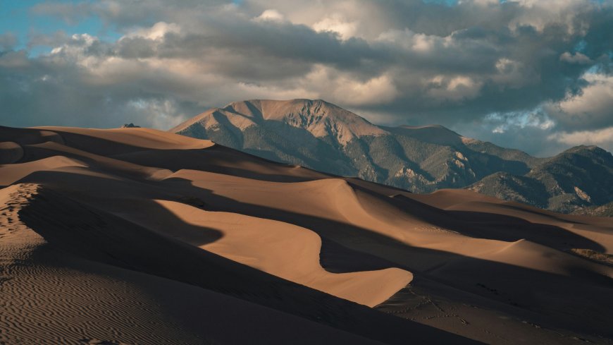 沙漠沙丘连绵山脉云层光影自然壮丽风景电脑壁纸