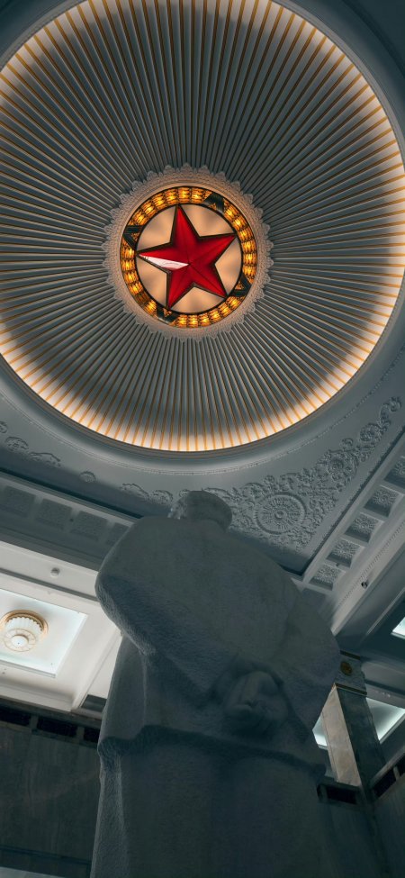 穹顶红星照耀雕像庄严宏伟建筑手机壁纸