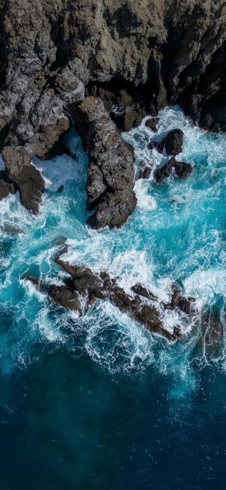 海浪拍打礁石俯瞰海岸自然风景手机壁纸