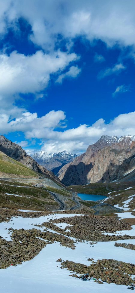 蜿蜒公路穿越雪山湖泊高原壮丽风景手机壁纸
