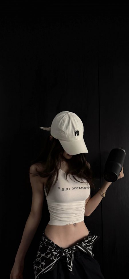 美女戴白色棒球帽黑色背景时尚摄影手机壁纸