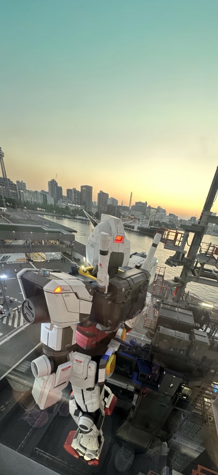 日本横滨港夕阳下的可动高达模型机械摄影手机壁纸