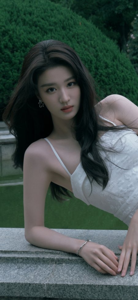 美女穿白色吊带裙倚靠石阶的户外人像摄影手机壁纸
