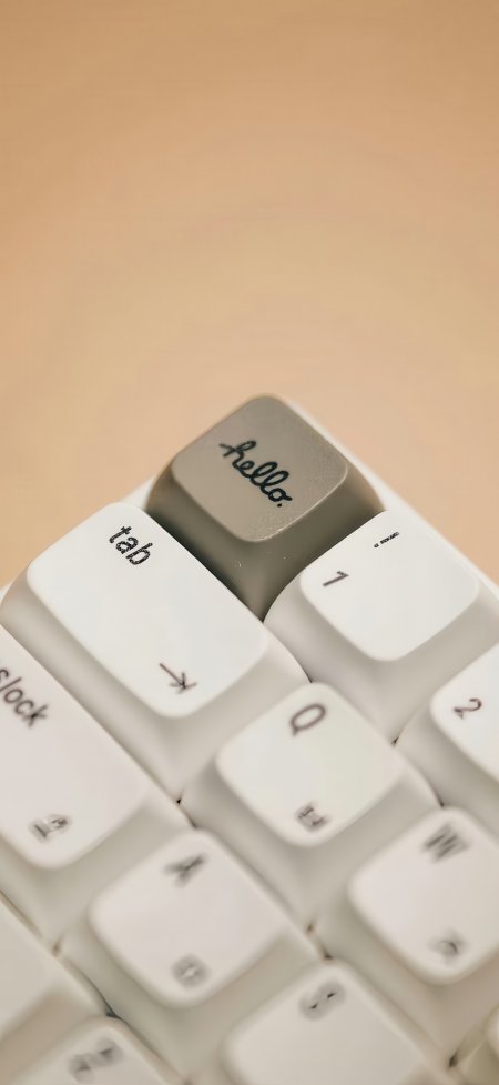 印有hello字样的白色键盘特写创意手机壁纸