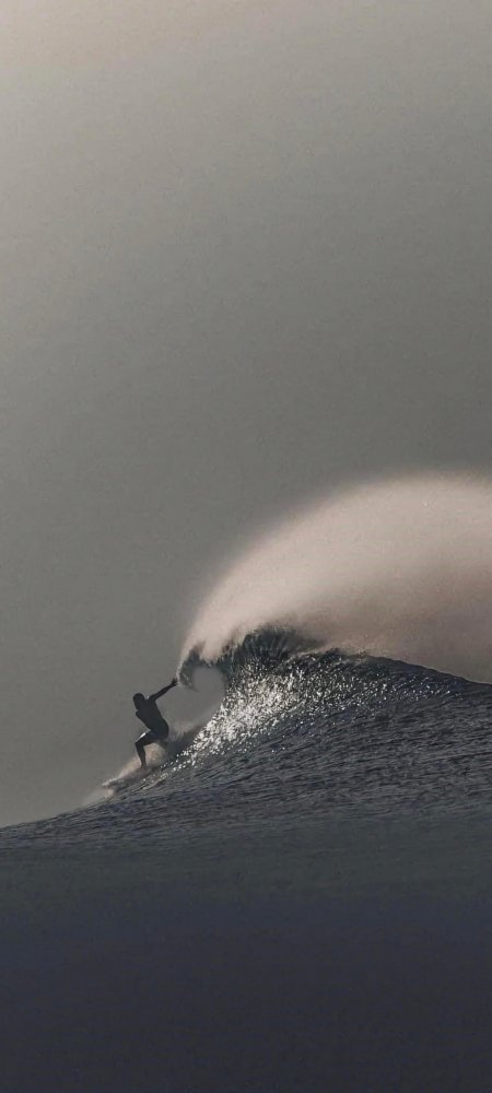 冲浪者巨浪中滑行极限运动风景手机壁纸