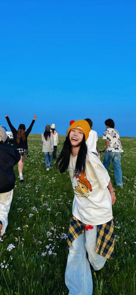 少女草原奔跑戴黄帽印花T恤人像摄影手机壁纸