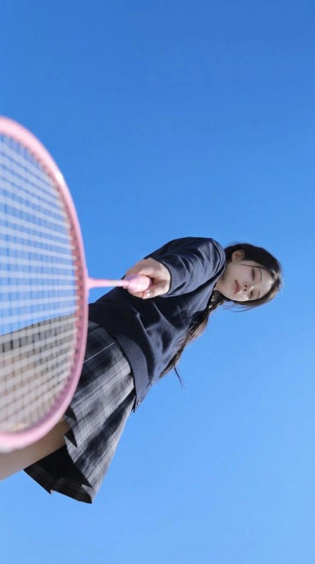 美女格子裙持粉色羽毛球拍运动人像手机壁纸