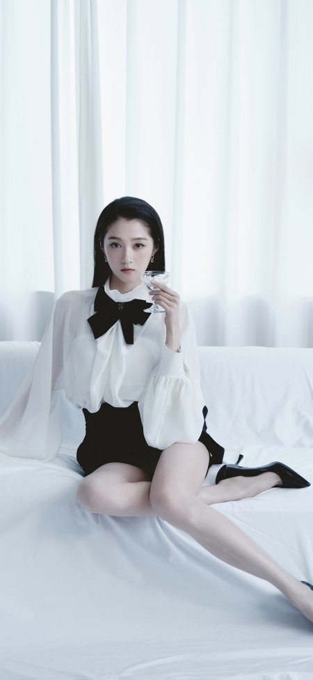 关晓彤白衬衫黑短裤坐沙发持杯人像摄影手机壁纸
