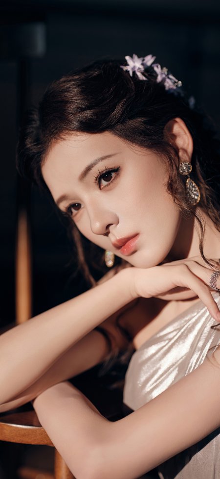 张予曦银裙托腮侧颜优雅人像摄影手机壁纸