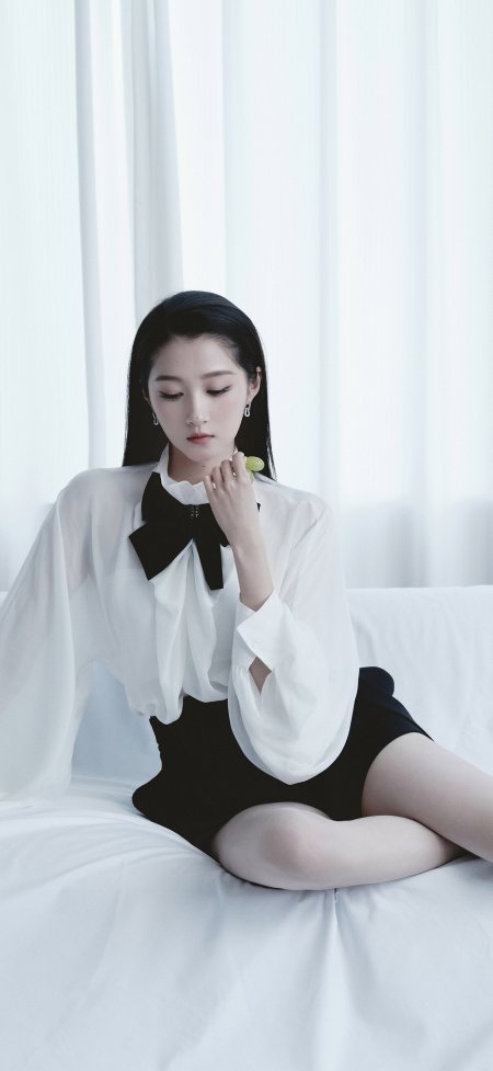关晓彤白衬衫黑短裤坐沙发持葡萄人像摄影手机壁纸