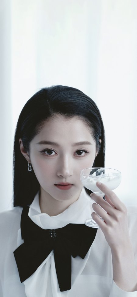 关晓彤白衬衫黑领结持杯人像摄影手机壁纸