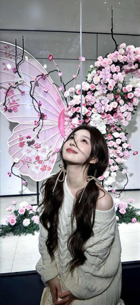 美女米色毛衣蝴蝶花墙前仰望人像手机壁纸