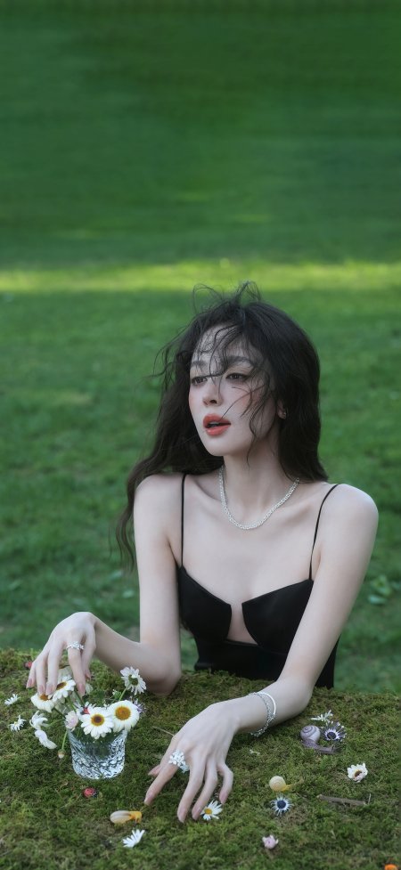 古力娜扎黑吊带裙草地坐姿花丛人像摄影手机壁纸