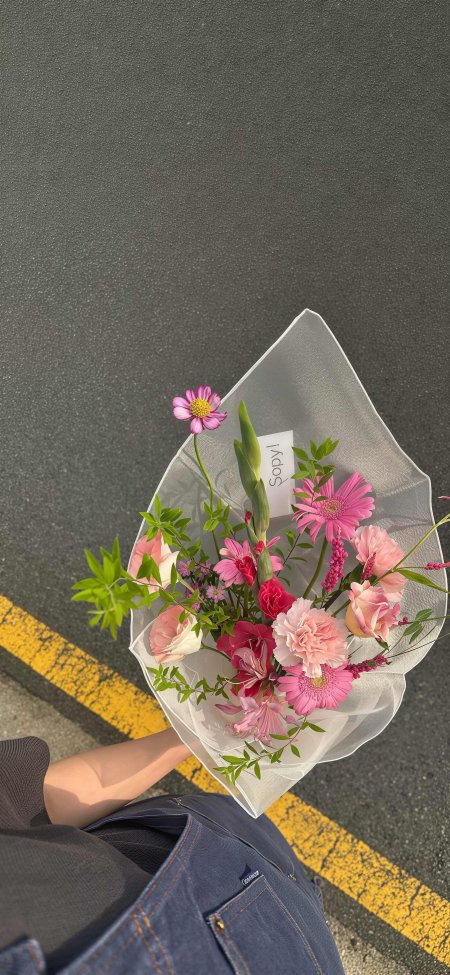 美女手持粉色花束街景俯拍花卉人像手机壁纸