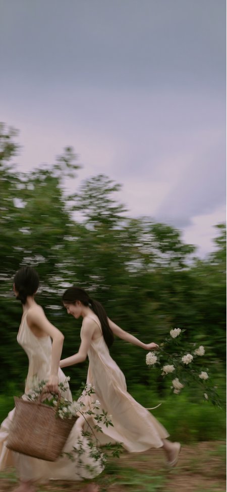 双美女米色吊带裙提篮奔跑户外摄影手机壁纸