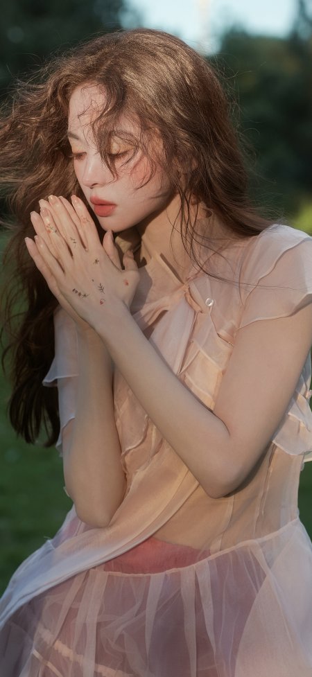 古力娜扎粉纱裙双手合十闭目人像摄影手机壁纸
