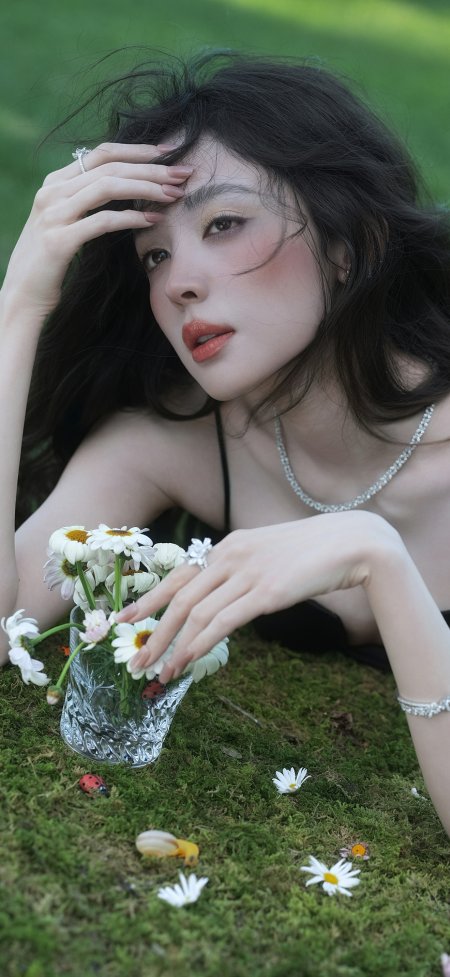 古力娜扎黑吊带裙草地躺姿花丛人像摄影手机壁纸