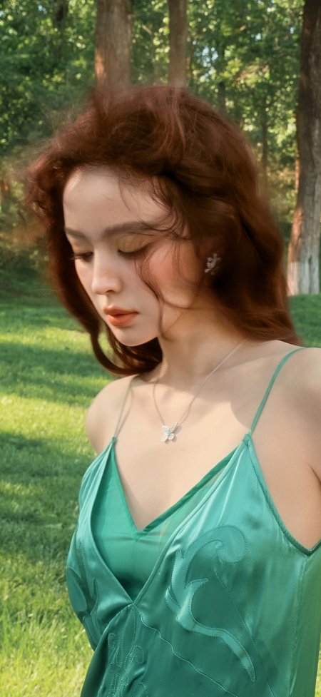 古力娜扎绿裙林间侧颜人像摄影手机壁纸