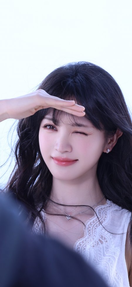 田曦薇女神白色蕾丝裙海边遮阳人像手机壁纸