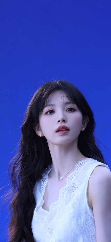 田曦薇女神白色蕾丝裙蓝色背景人像 手机壁纸