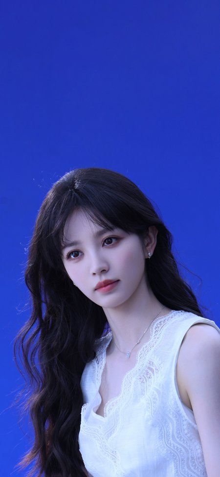 田曦薇女神白色蕾丝裙蓝色背景人像手机壁纸