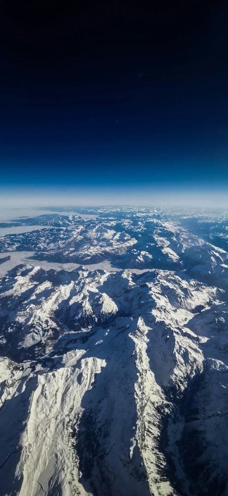 高空俯瞰雪山山脉壮丽风景手机壁纸