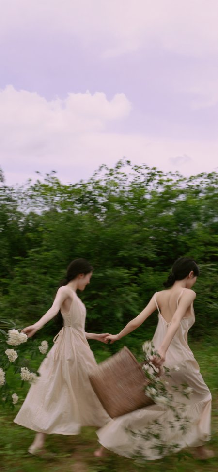 双美女米色吊带裙牵手奔跑户外摄影手机壁纸