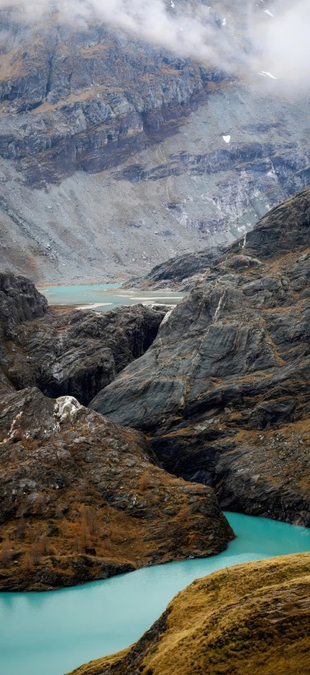 高山峡谷中碧蓝湖泊与岩石地貌自然风景手机壁纸