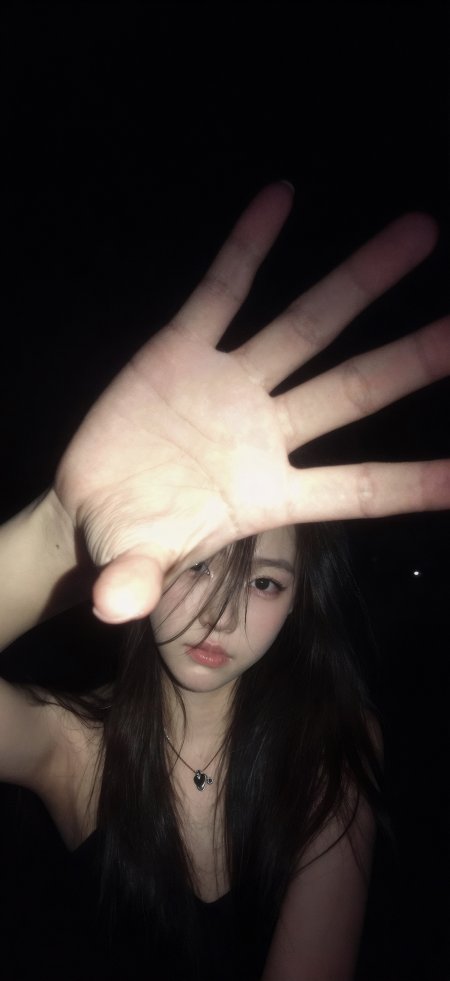 美女伸手遮脸黑色背景艺术人像手机壁纸