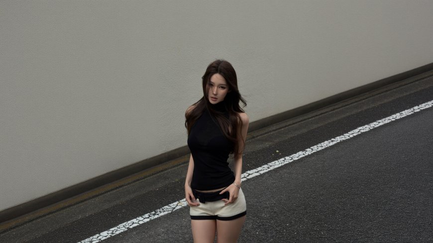 美女穿黑色无袖上衣白色短裤站路边御姐风人物电脑壁纸