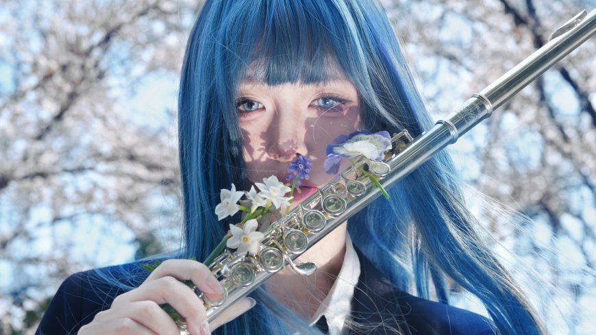 蓝发美女持长笛吹花樱花背景唯美摄影电脑壁纸