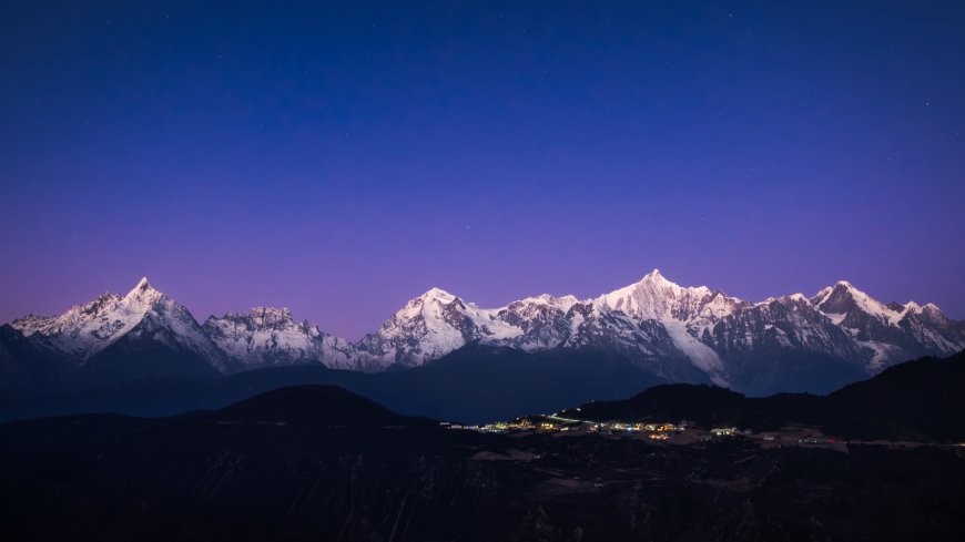 梅里雪山星空夜景雪峰连绵自然风光电脑壁纸