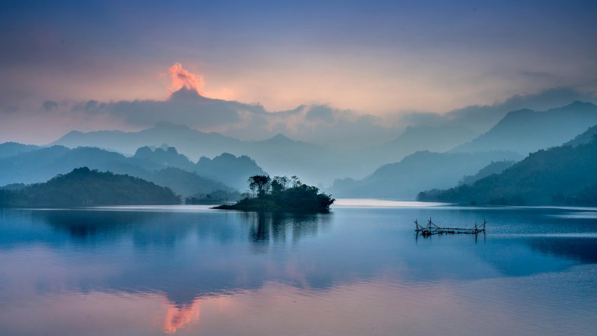 湖中小岛山峦倒影日落自然风光风景电脑壁纸