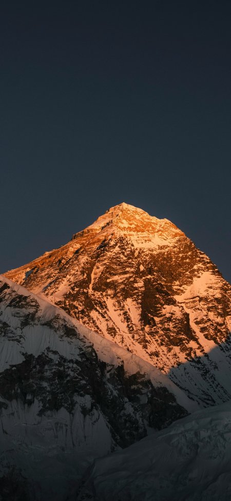 珠穆朗玛峰日落金光雪山特写自然风光摄影手机壁纸