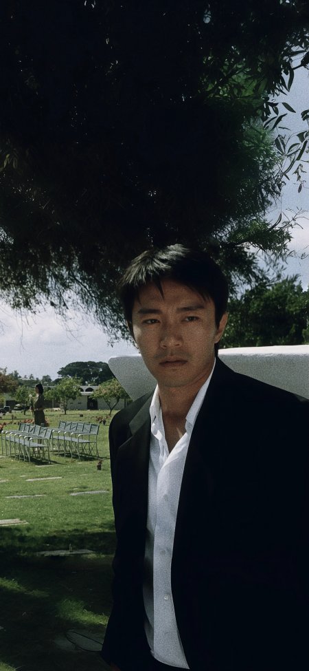 周星驰黑色西装白色衬衫户外严肃人物摄影手机壁纸