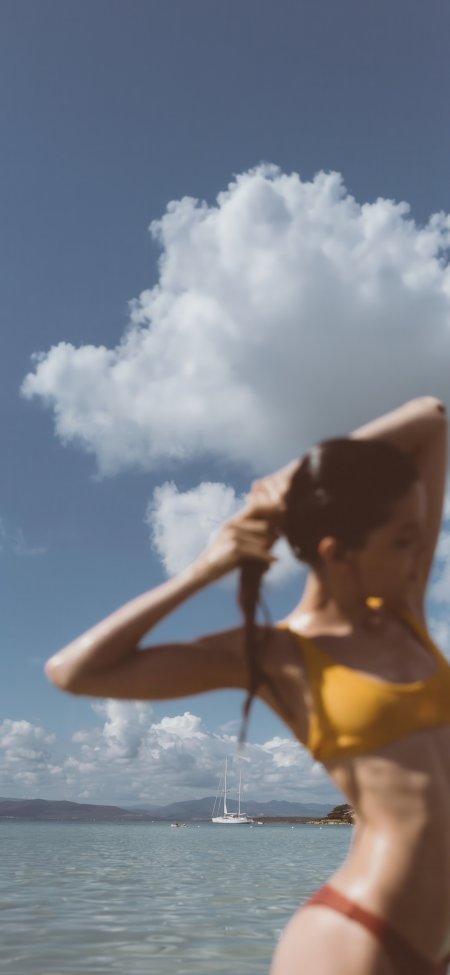 美女海边整理头发比基尼摄影手机壁纸