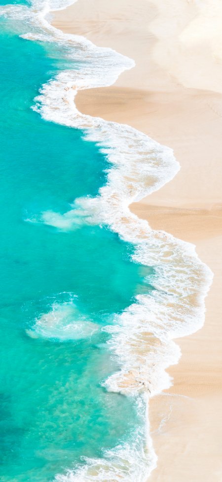 碧绿海水拍打金色沙滩俯瞰海岸风光摄影手机壁纸