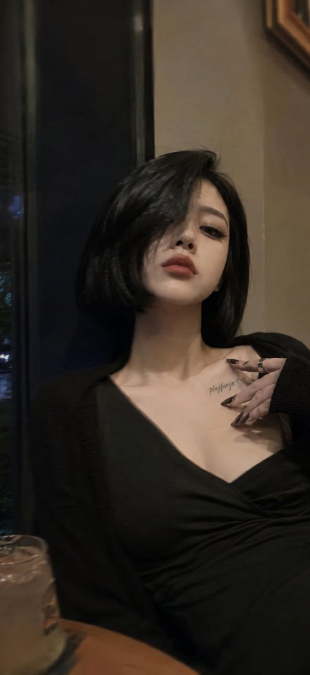 美女黑色短发黑色V领上衣锁骨纹身摄影手机壁纸
