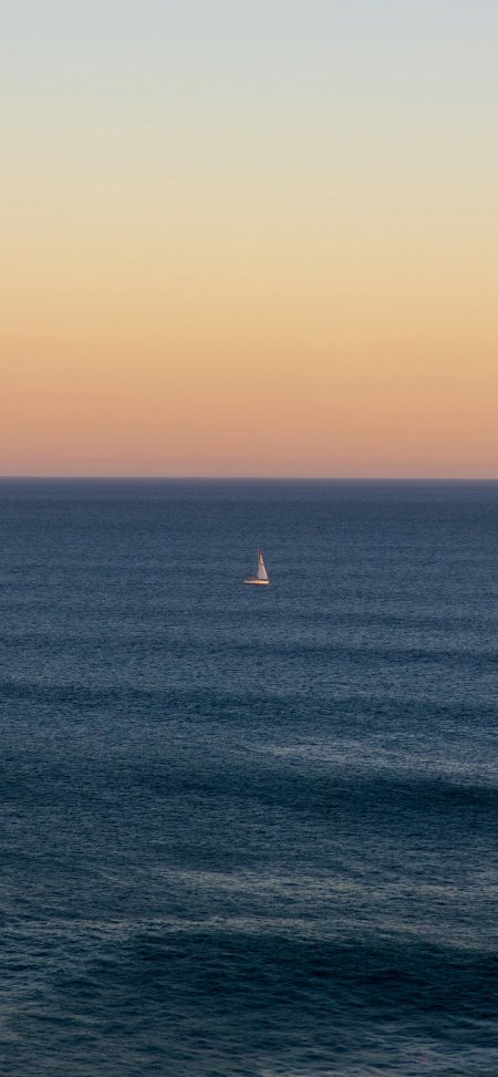 黄昏海面孤帆远航宁静风景手机壁纸
