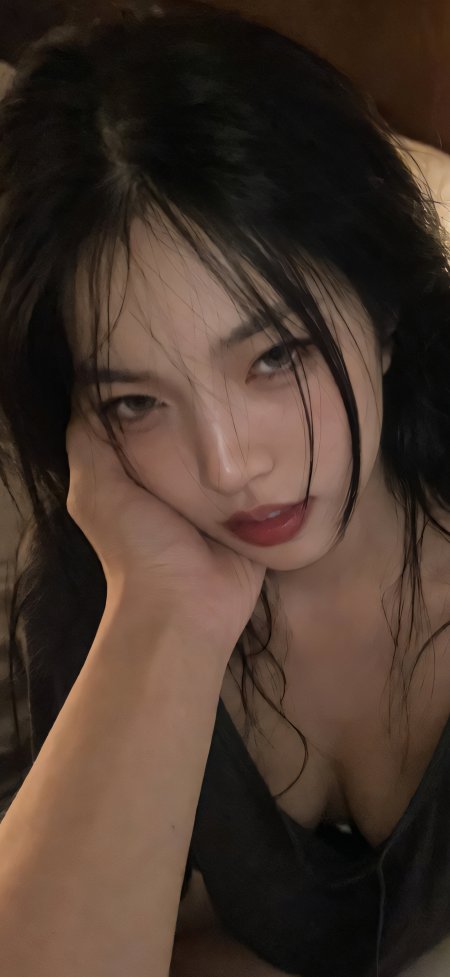 美女黑色长发托腮凝视时尚摄影手机壁纸