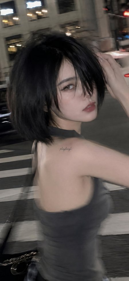 美女黑色短发露背装街头回眸摄影手机壁纸