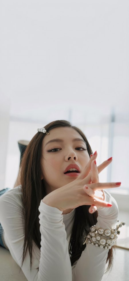 美女戴珍珠发夹穿白长袖做手势人物手机壁纸