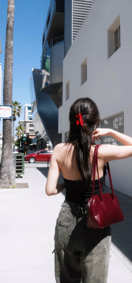 美女黑发扎红夹穿黑背心背红包街拍人物手机壁纸