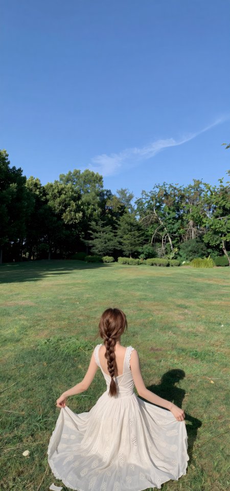 美女穿白色长裙草地奔跑背影风景手机壁纸
