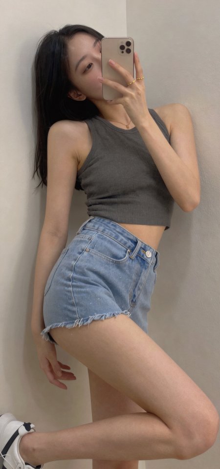美女穿灰色背心牛仔短裤靠墙自拍人物手机壁纸