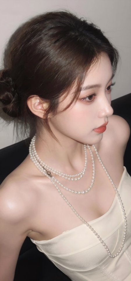 美女盘发佩戴多层珍珠项链身穿米色吊带上衣人物手机壁纸
