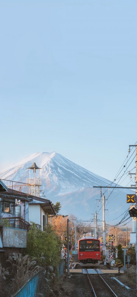 富士山下红色列车驶过街景风景手机壁纸